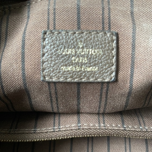 Louis Vuitton Lumineuse Empreinte HandBag. - Picture 8 of 12